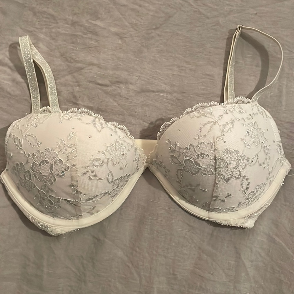Victorias Secret 32D white and silver lacy bra with slight push-up- New W/O Tags